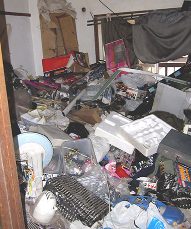 部屋中ゴミだらけで足の踏み場もない状態ならアサカワ引越センターの不用品処分・不用品回収をご依頼ください。